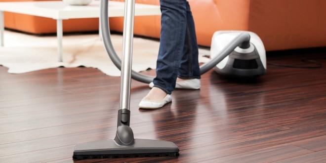 Dùng máy hút bụi để làm sạch cơ bản sàn nhà