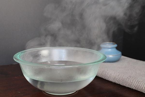 Dùng nước có độ ấm vừa phải để lau sạch sàn