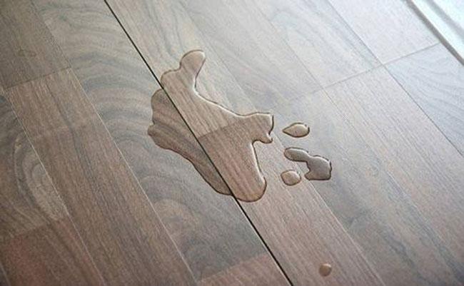 Lau ngay vết keo đổ ra sàn để keo không bị lan ra vùng khác