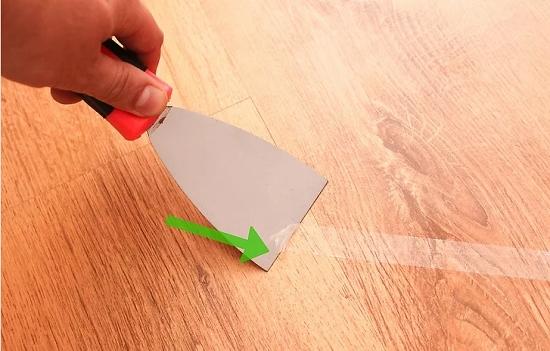 Vết băng dính trên sàn gây khó chịu