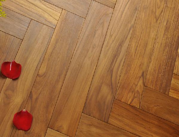 Sàn gỗ teak đặc trưng và nổi bật hơn nhờ tinh dầu tiết ra của nó