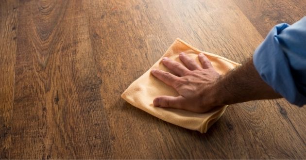   Sử dụng mảnh vải sợi nhỏ lau khu vực sàn gỗ bị bẩn