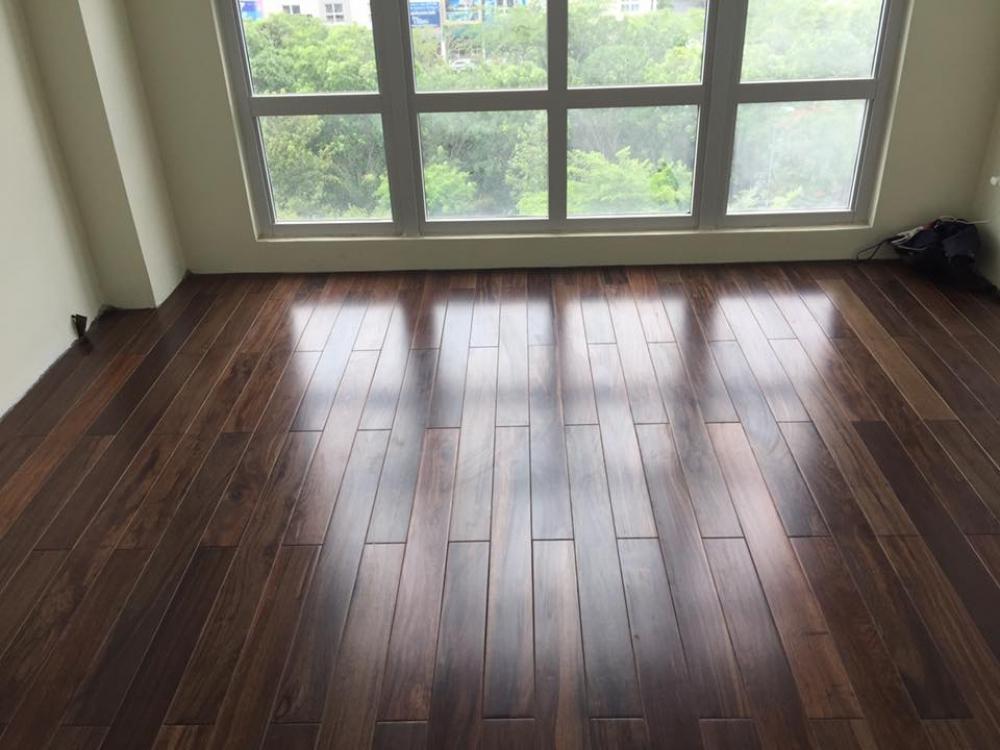 Sàn gỗ căm xe có màu sắc khá đậm