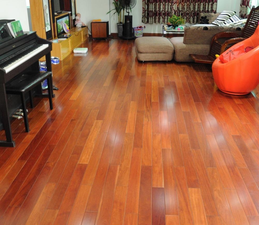 Sàn gỗ được lát ở phòng khách tạo nên sự sang trọng và quý phái